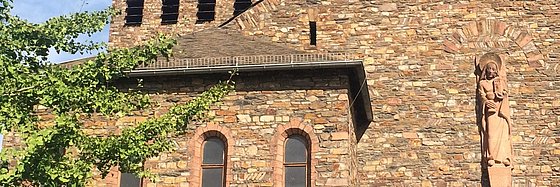 linker Teil der Barbarakirche mit Heiliger St. Barbara über dem Portal