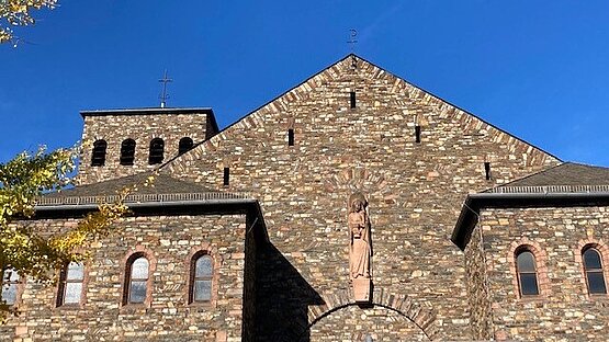 Blick auf den Giebel und die Türme der Barbarakirche Blick auf den Giebel und die Türme der Barbarakirche an einem sonnigen Herbsttag