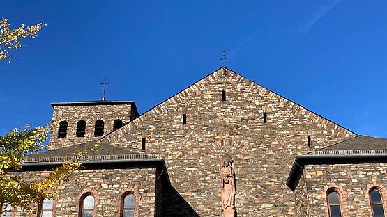 Blick auf den Giebel und die Türme der Barbarakirche Gemeinsamkeit monotheistischer Religionen