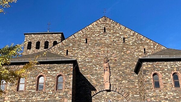 Blick auf den Giebel und die Türme der Barbarakirche an einem sonnigen Herbsttag