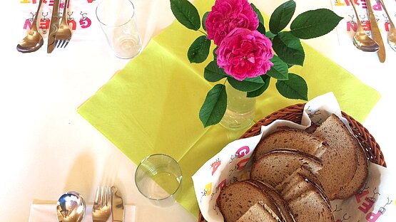 Mittagstisch: gedeckter Tisch mit Rosen