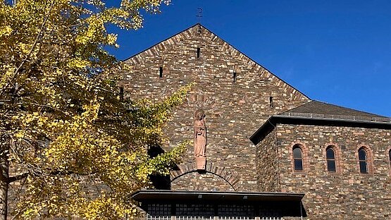 Blich auf das Portal der Barbarakirche an einem sonnigen Herbsttag
