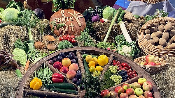 Erntedankfest Teppich zum Erntedankfest vor einem Altar