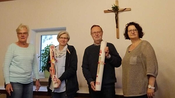 Übergabe der Osterkerzen an Hella und Manfred durch den OA St. Barbara