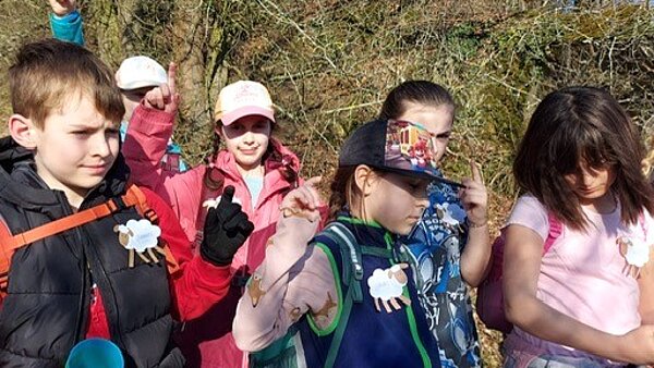 Im Wald unterwegs Kommunionkinder im Wald unterwegs