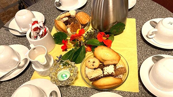 Kirchkaffe Blick auf den zum Kirchkaffee gedeckten Tisch