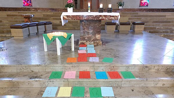 Gottesdienst in Barbara - Altar mit bunten Papieren
