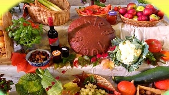 Brot, Gemüse, Früchte zum Erntedankfest