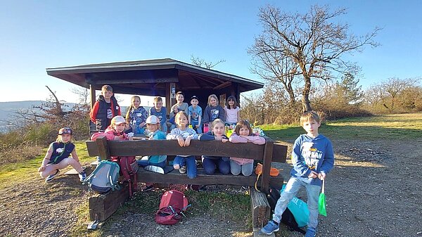Auf Gottes Spuren in der Natur unterwegs - Gruppenbild während einer Pause Gruppenbild in einer Hütte während der Pause