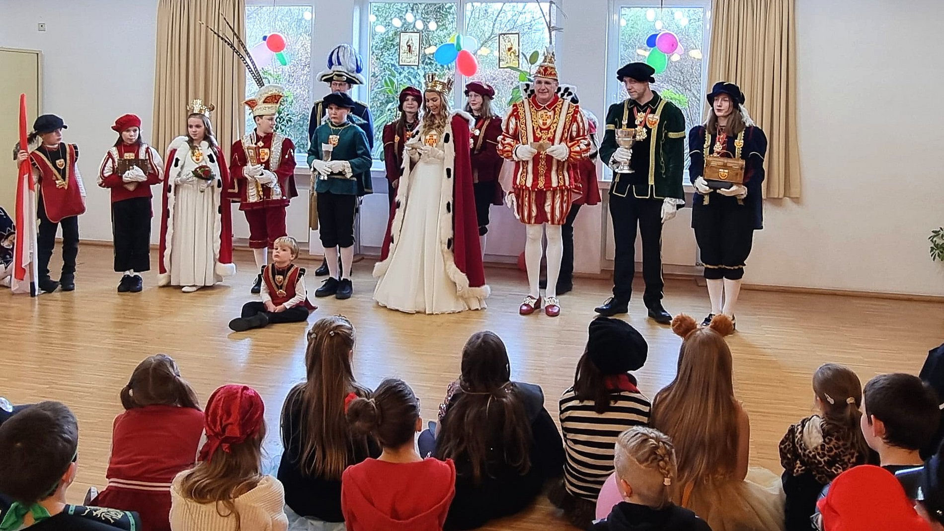 Der Prinzenstab zu Gast bei der Karnevalsparty der Kommunionkinder 