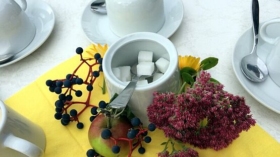 Kaffeetisch mit herbstlichem Blumenschmuck 