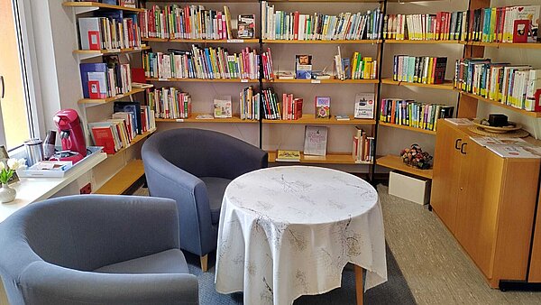 Zwei Sessel an einem Tisch in der Bibliotehek