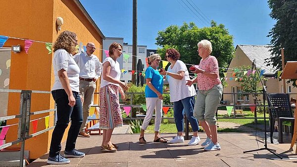 70. Geburtstag Kita Bild 1 von der Geldübergabe durch den OA St. Barbara