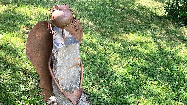 Engel aus Stein und Metall am Vorplatz der Kirche in Dutenhofen