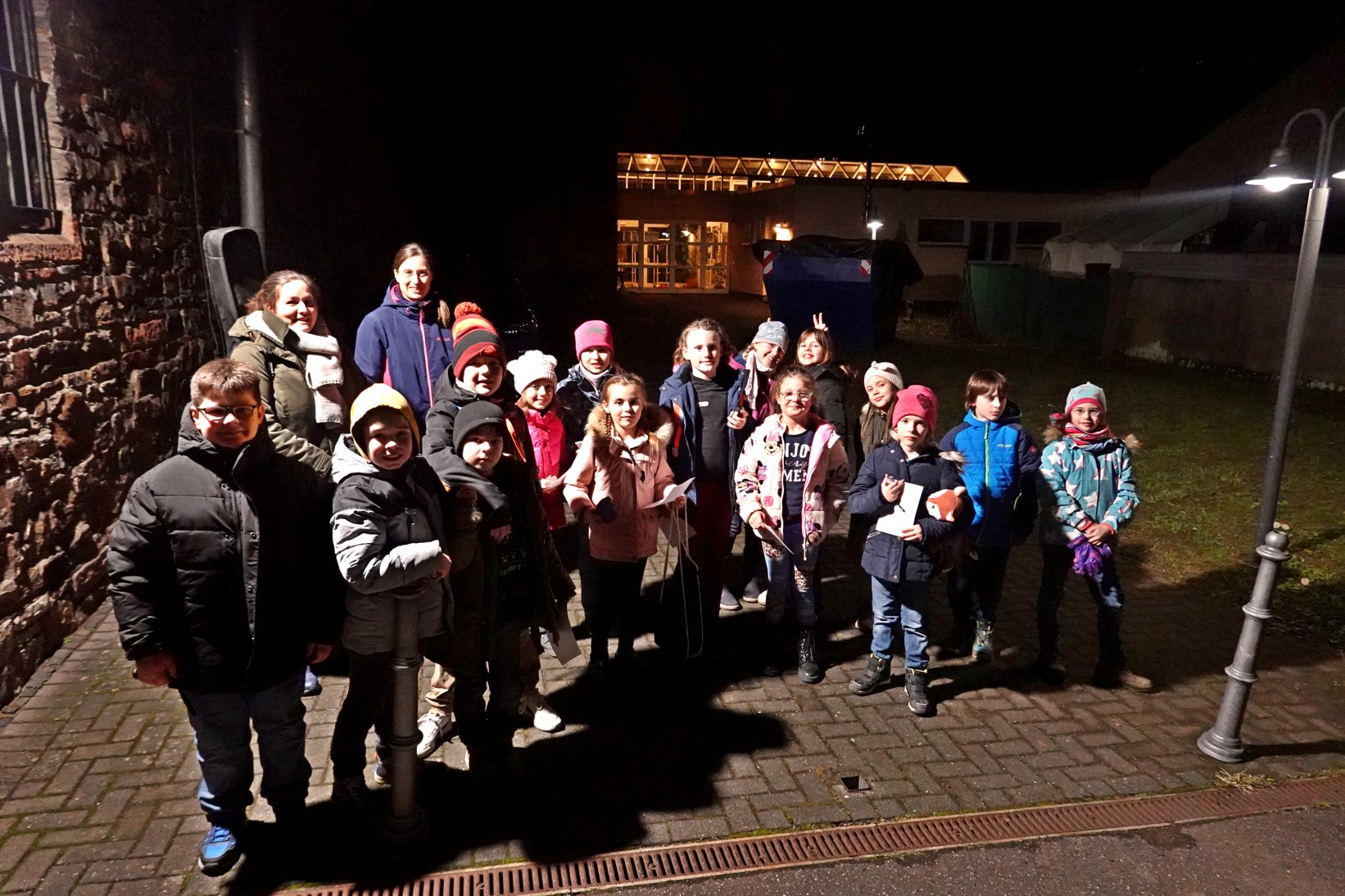 Gruppenbild in der Nacht vor dem Gemeindehaus