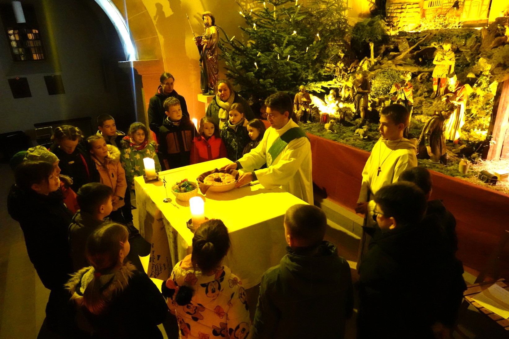 Kommunionkinder stehen um den Altar in der Johanniskirche