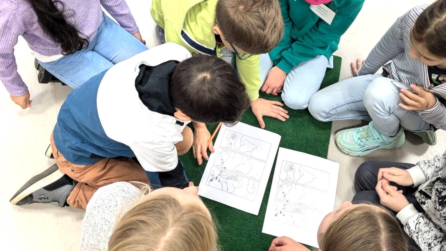 Kommunionkinder beim Lösen eines weiteren Rätsels