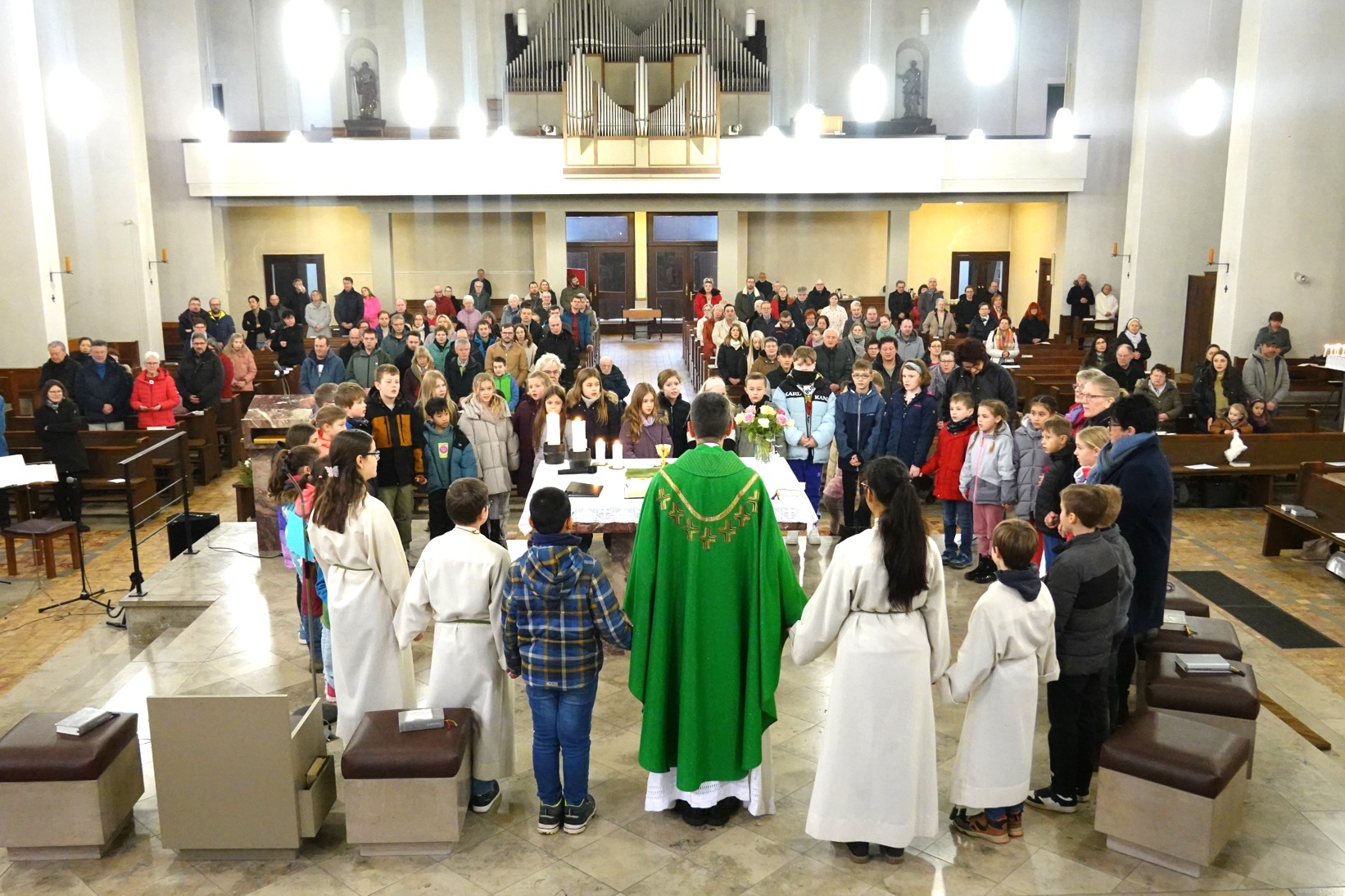 Die Kommunionkinder bilden einen Kreis zum Vater Unser