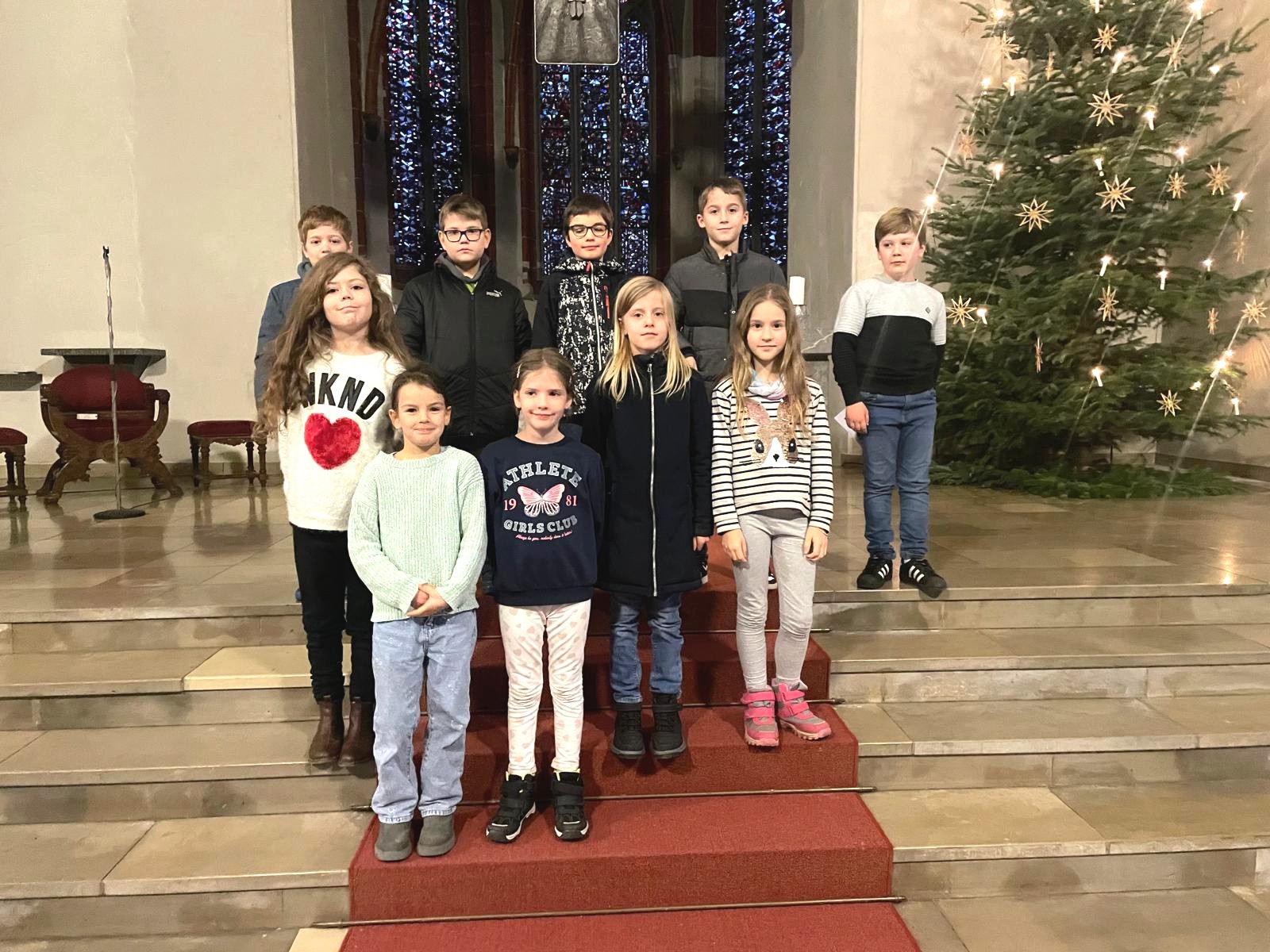 Kinder auf den Stufen zum Altar in S. Martin