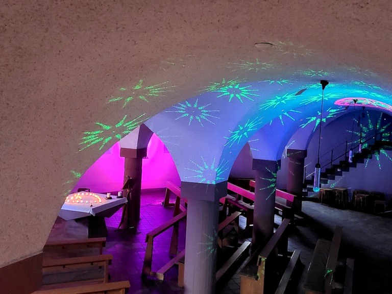 Lichtprojektionen in der Krypta von St. Barbara
