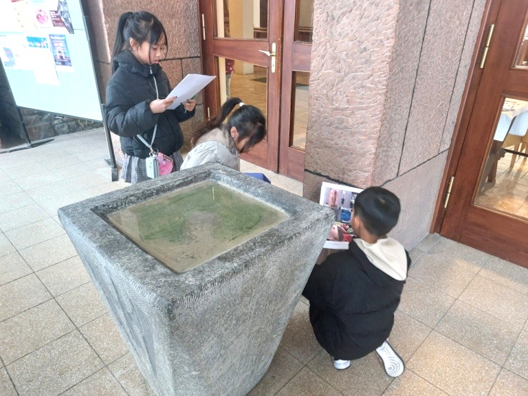 Kommunionkinder rätseln am Weihwasserbecken