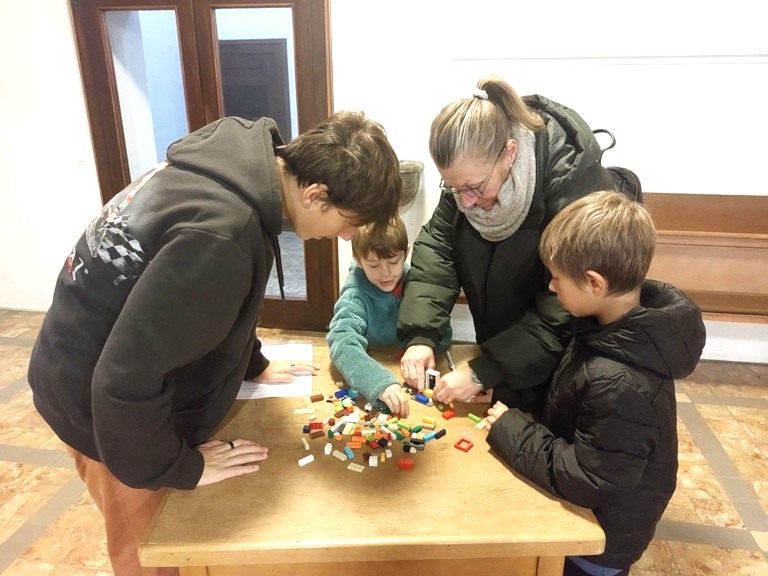 Es gilt ein Rätsel mit bunten Steinen zu lösen