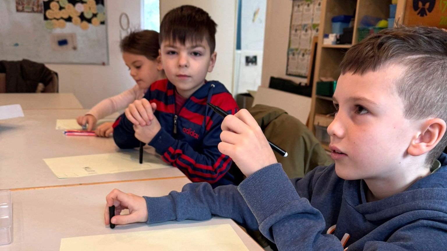 Jungs überlegen Eigenschaften, die mit ihren Namensbuchstaben anfgangen.