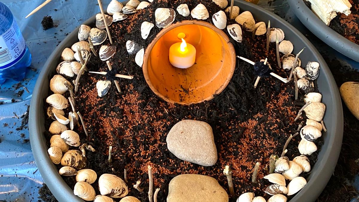 Fertig geschmückte Osterkrippe mit drei Kreuzen 