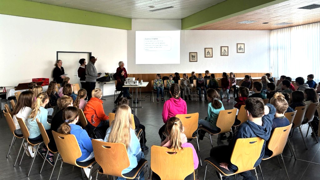 Pfarrer Kita erklärt.