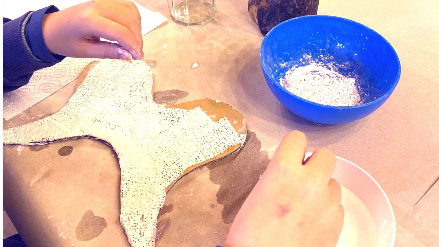 Die Flügel des Engels werden hergerichtet